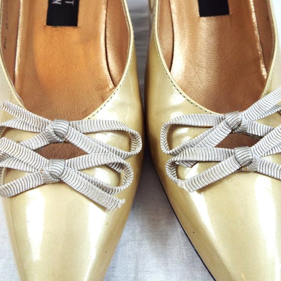 Stuart Weitzman Women's Gold Patent Leather Pointed Toe Heel w/ Bow Detail Sz 8W - Picture 6 of 8
